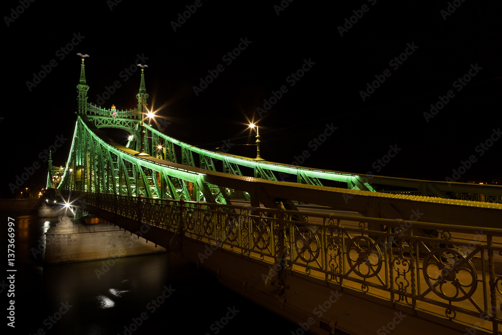 Obraz premium Western side of Liberty or Freedom Bridge connecting Buda and Pest across Dunabe River in Budapest, Hungary