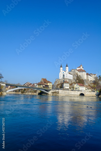 Aarburg an der Aare mit blauem Himmel und Sonnenschein im Hochformat 