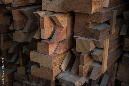 Papier peint end of wood with  cut woodworking tenon