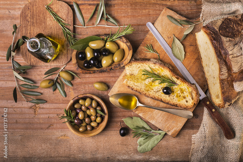 pane olio e olive, still life