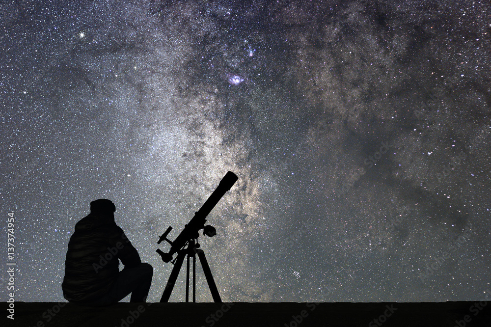 Ταπετσαρία Man with astronomy  telescope looking at the stars.