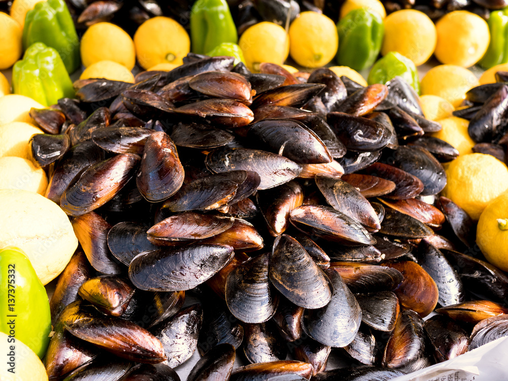 Pile of mussels with many lemons