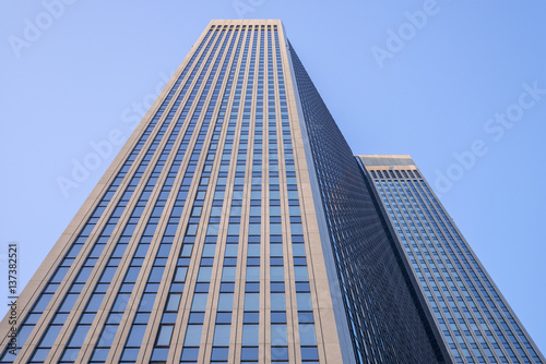 Fassade eines modernen Bürohochhauses in Frankfurt am Main, Deutschland