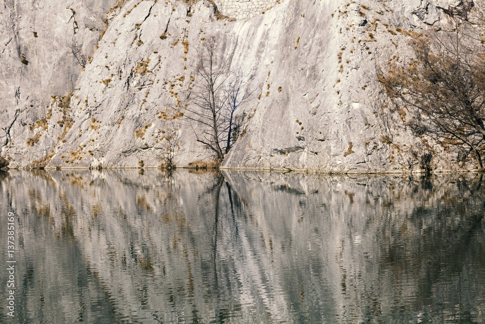 Obraz premium Reflection stone walls in the water
