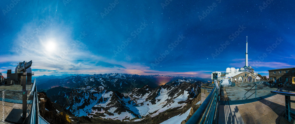 Fototapeta premium Night at Pic du Midi, France