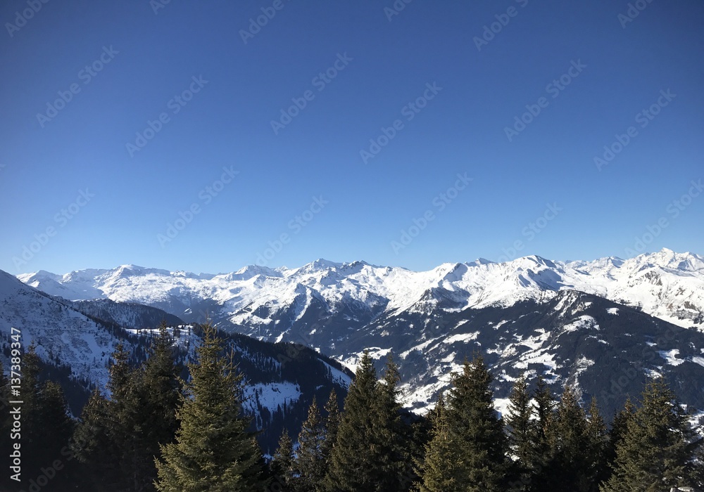 Kaiserwetter in den Salzburger Alpen - schneebedeckte Gipfel