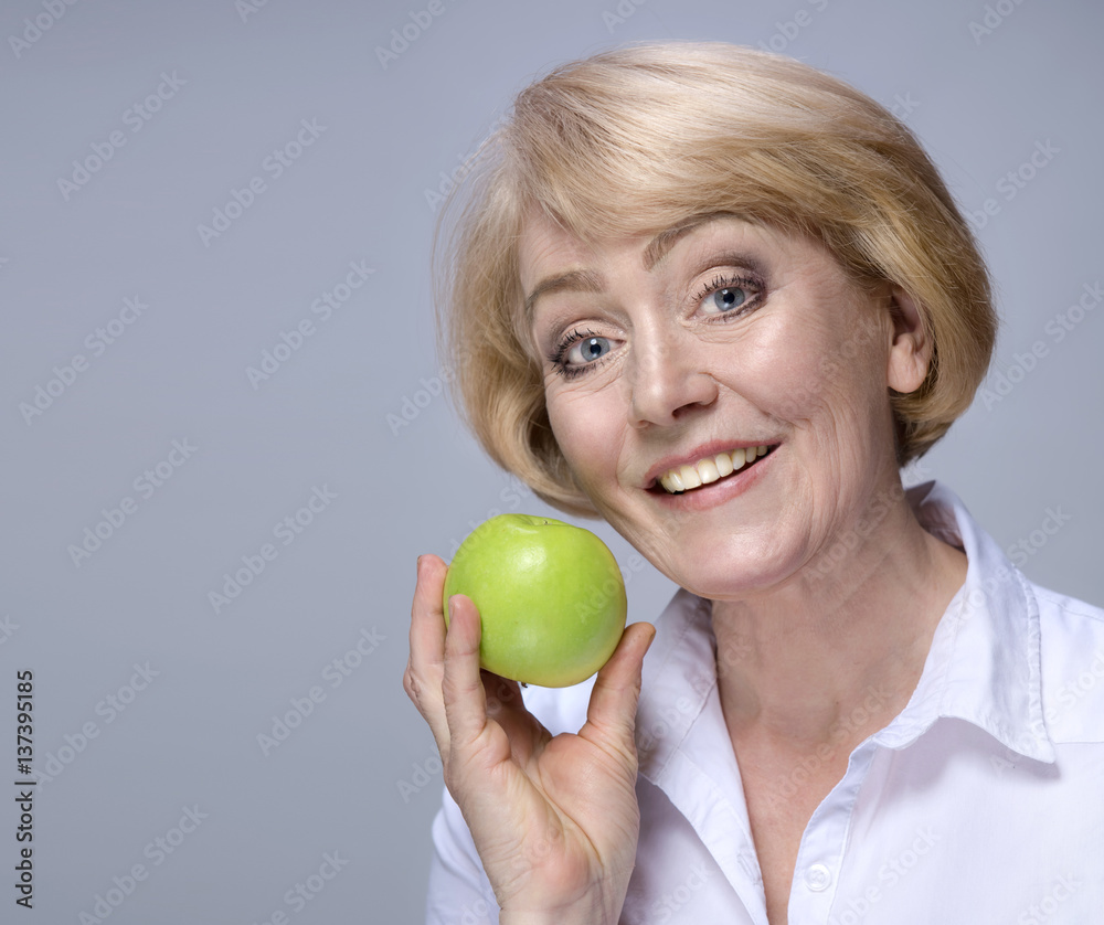 Beauty Matured Woman with apple Beauty Matured Woman with apple