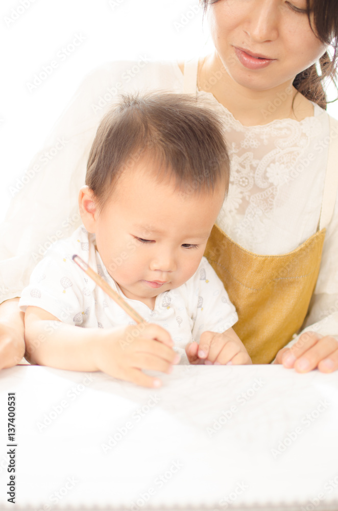 赤ちゃんとママでお勉強お絵かき