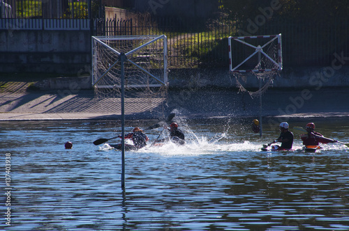 Deporte kayak polo en el lago del parque de pradolongo
