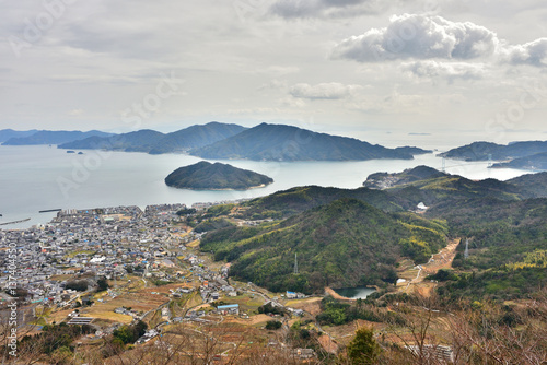 鉢巻展望台から見た川尻の町と安芸灘大橋(2017年2月)