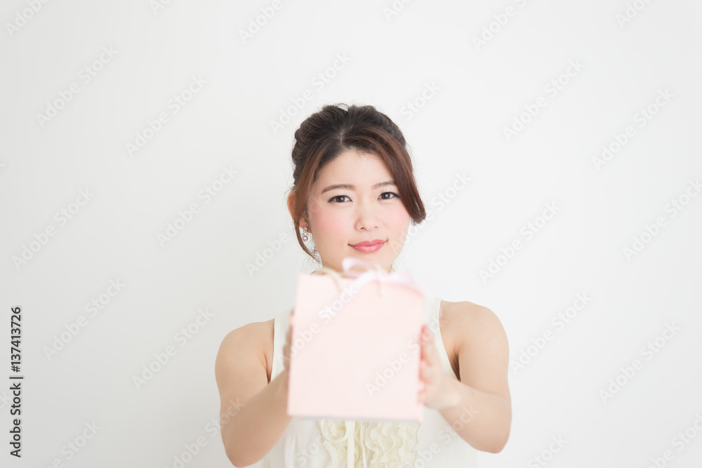 ドレッシーな女性・白バック ドレッシーな女性・白バック