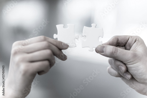 Quadro em tela man and woman hand holding jigsaw puzzles