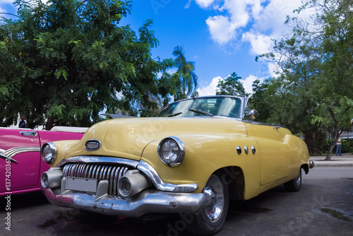 Amerikanischer gelber Buick Super Eight Cabriolet Oldtimer parkt in Havanna Kuba - Serie Kuba Reportage