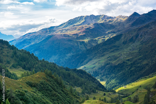 Bunte Berglandschaft in den Alpen