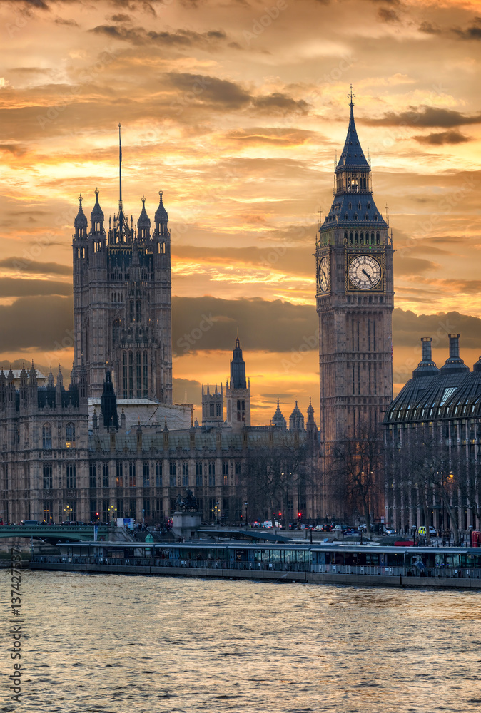 Goldener Sonnenuntergang hinter dem Big Ben in London