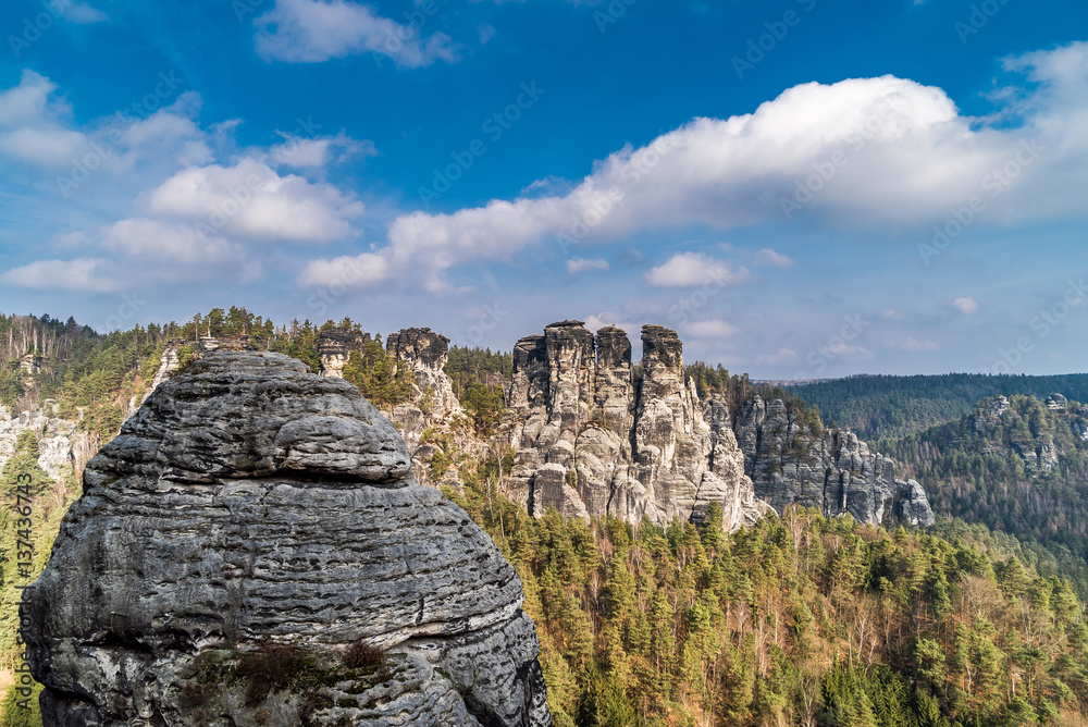 Sandsteingipfel und Wälder im Elbsandsteingebirge in der Sächsischen Schweiz in Deutschland