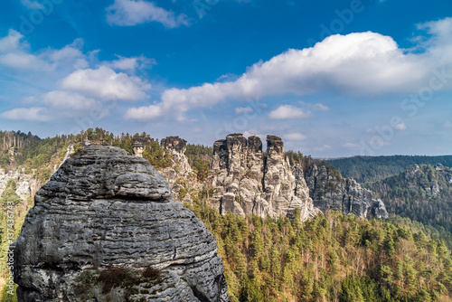 Sandsteingipfel und Wälder im Elbsandsteingebirge in der Sächsischen Schweiz in Deutschland