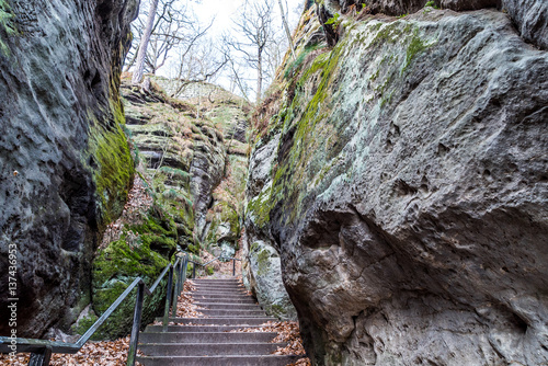 Steile Treppe zwischen den Felsen des Elbsandsteingebirges in der sächsischen Schweiz in Deutschland