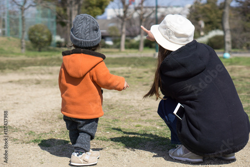 親子　遊ぶ　後ろ姿
