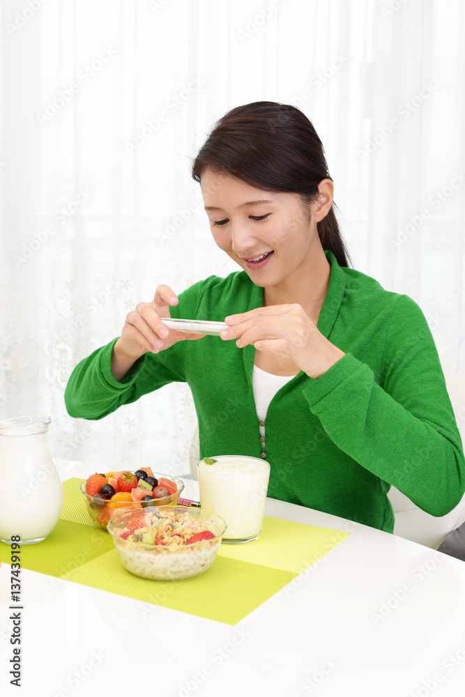 スマートフォンを持つ女性