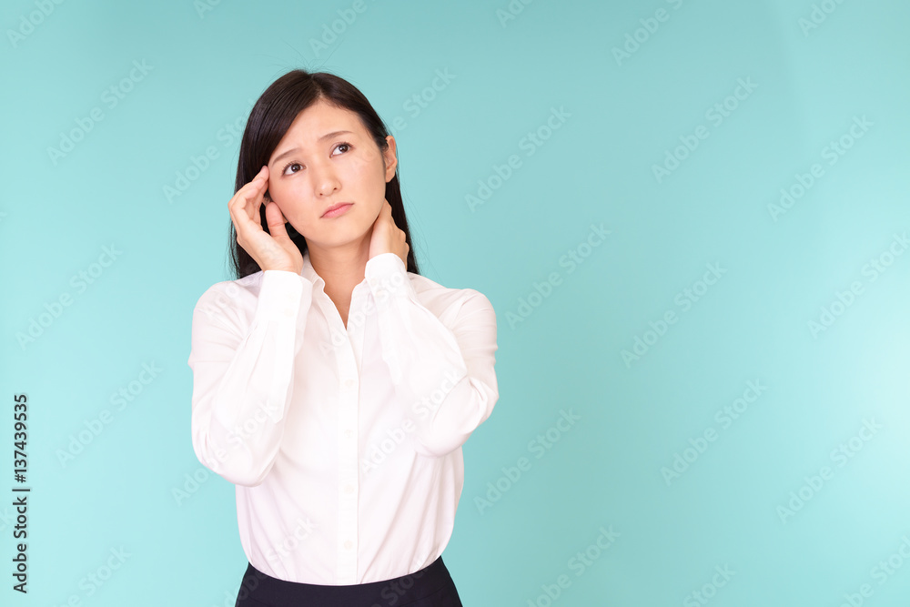 頭痛を訴える女性 頭痛を訴える女性