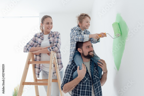 Fototapeta Naklejka Na Ścianę i Meble -  Family painting walls together