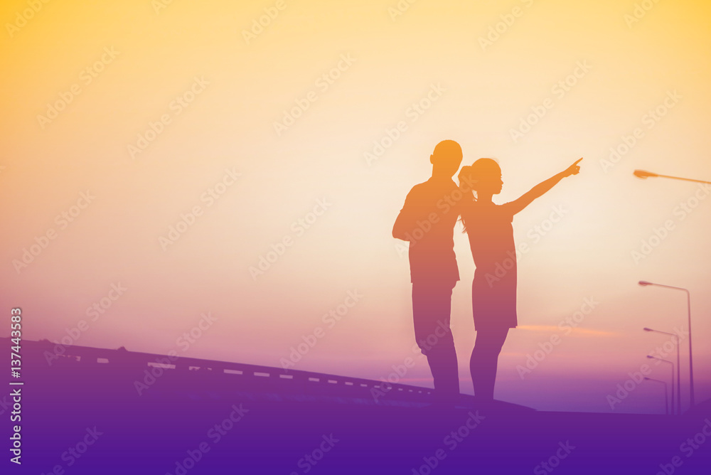 Fototapeta premium Silhouette couples in love the sky.
