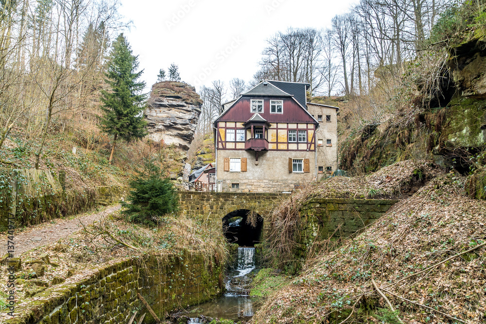 Verlassenes Dorf am Waldrand im Elbsandsteingebirge in Sachsen Deutschland StockFoto Adobe Stock