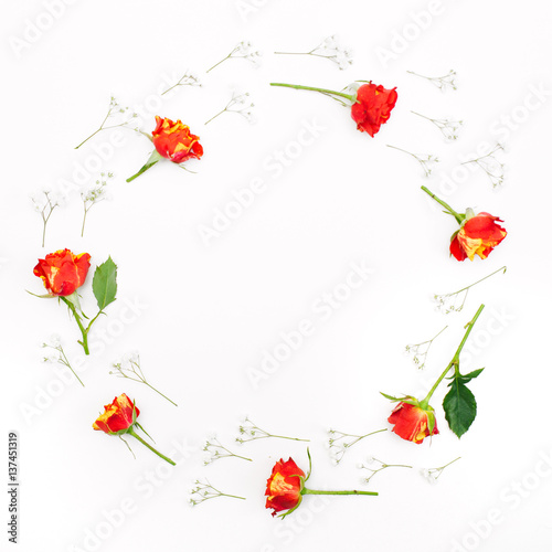 Creative flowers composition. Frame made of roses and leaves. Copy space, flatlay, top view, square. Concept of spring © Настя Дубровина