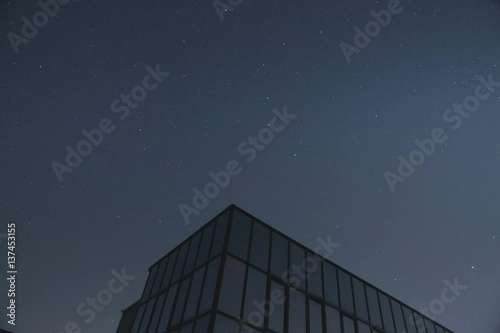 DiscoBall, time lapse étoiles reflétées sur batiment en verre