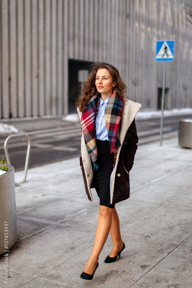 Obraz premium Pretty woman walking on the street
