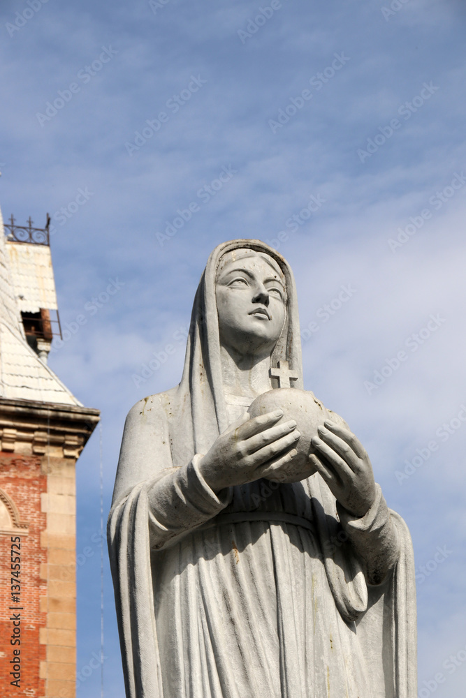Fototapeta premium Virgin Mary Statue in front of Notre-Dame Cathedral Basilica of Saigon in Ho Chi Minh City (Vietnam) against a blue sky