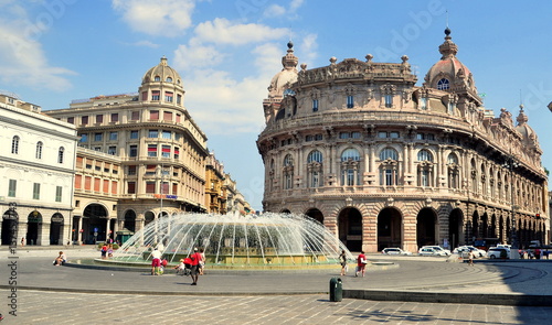 Картината върху платно Palazzo della Nova Borsa Valori und Springbrunnen auf der Piazza de Ferrari in G