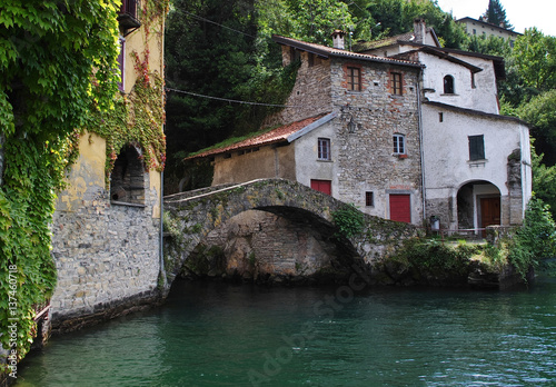 Ponte di pietra sul lago di Como