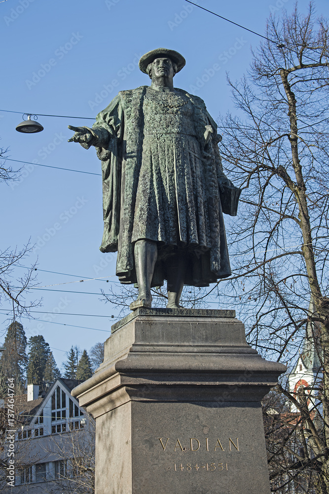 Fototapeta premium Statue des St. Galler Reformators Joachim Vadian in St. Gallen, Schweiz