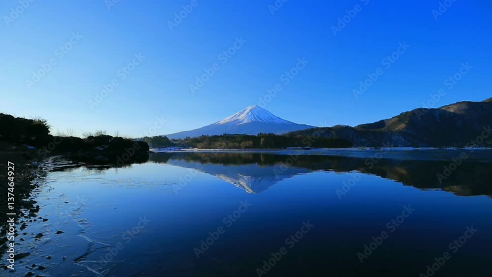 20170126留守ヶ岩浜から氷る河口湖の青空逆さ富士山