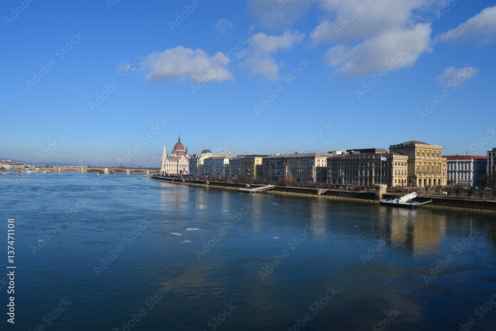 Die Donau und Budapest mit Parlamentsgebäude Die Donau und Budapest mit Parlamentsgebäude