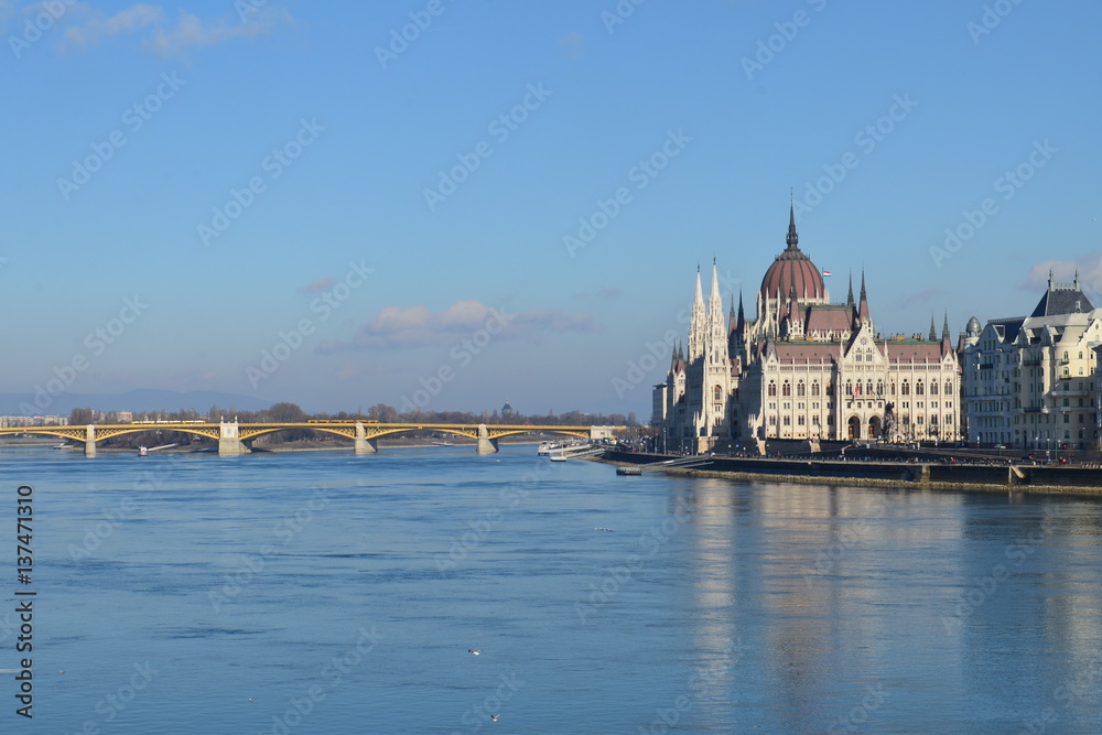 Donauufer mit Parlamentsgebäude und Magaretbrücke