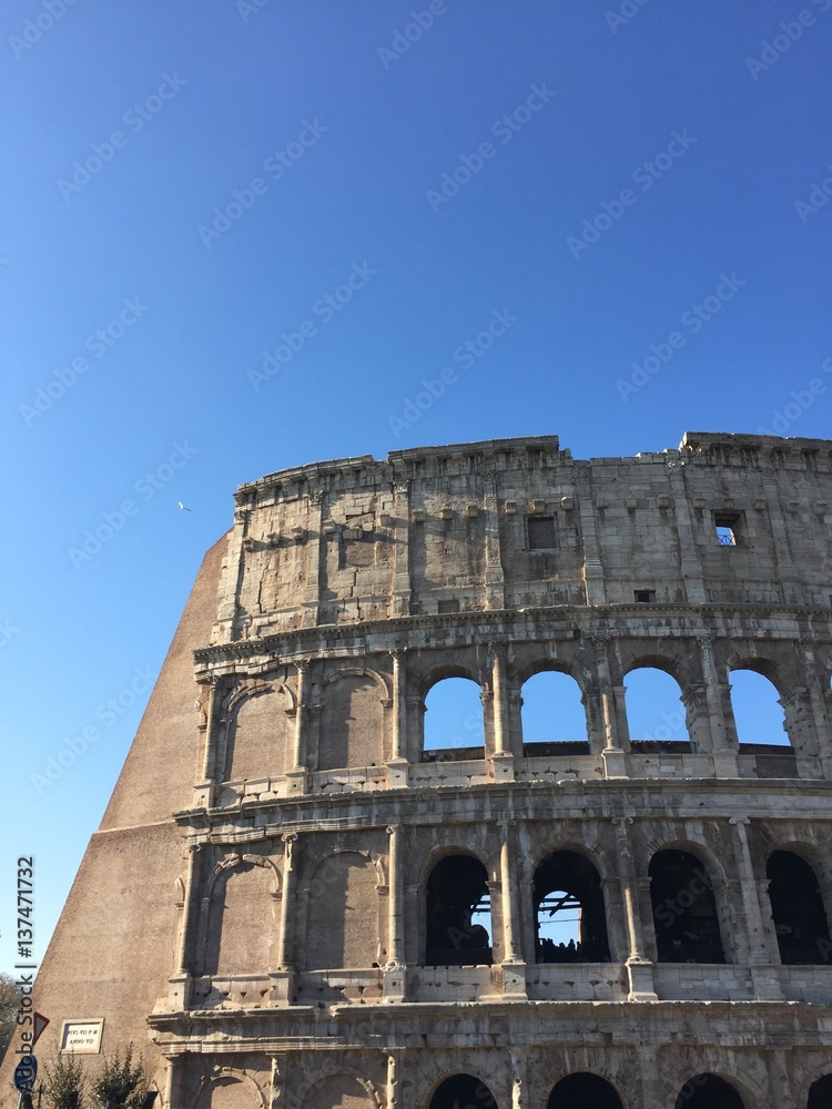 Facciata del Colosseo su cielo azzurro, Roma, Italia