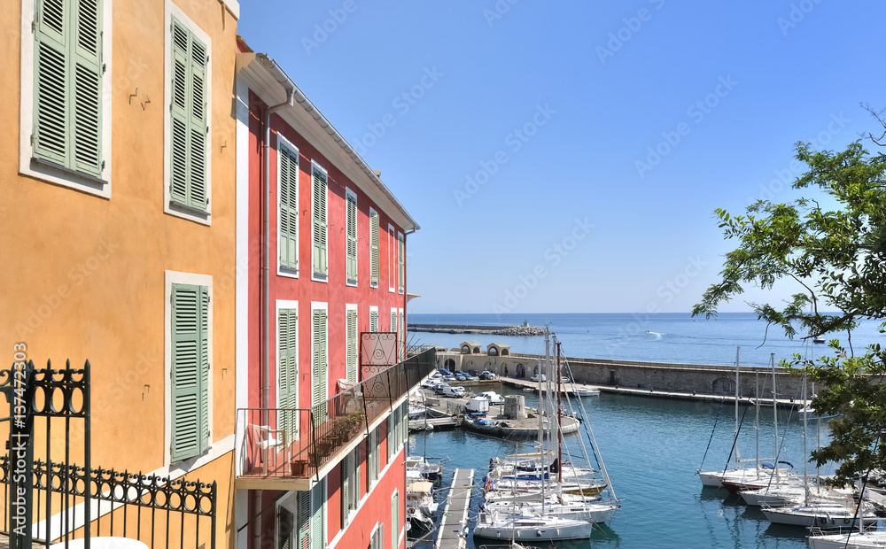 façades d'immeubles colorées en bord de mer à Bastia - Corse  