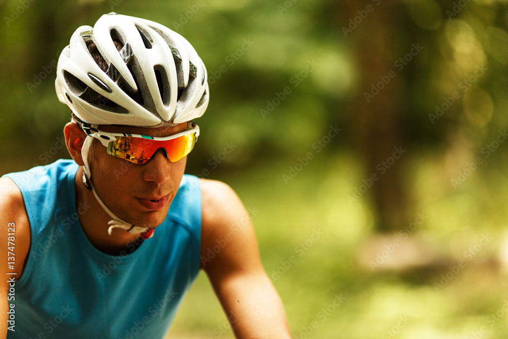 Naklejka premium Portrait of mountain biker with helmet and sunglasses.