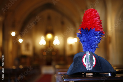 Cappello da carabiniere con sfondo chiesa photo