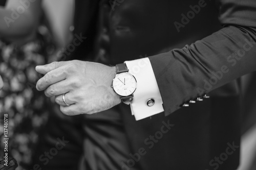 Dettaglio orologio e abito di uno sposo 