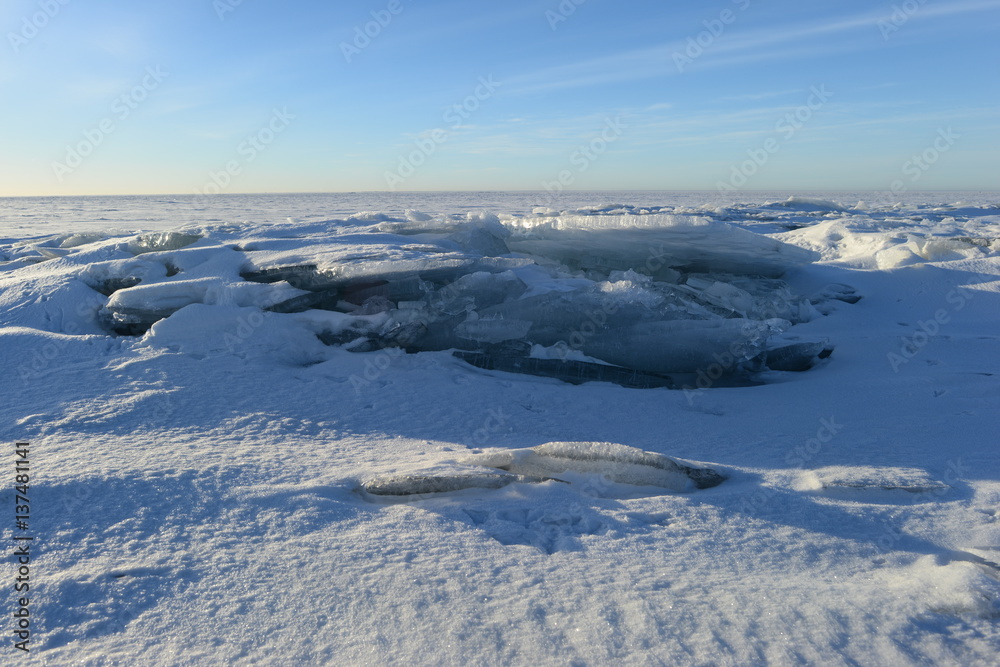 Obraz premium Winter morning in the icy wilderness of the Gulf of Finland