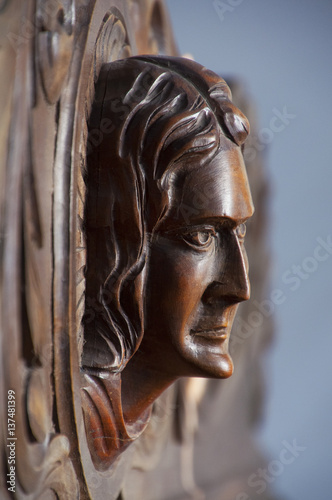 Retrato de mujer tallado en madera de nogal