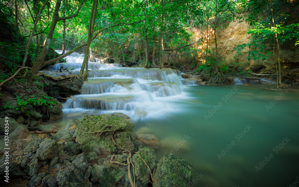 Obraz premium Waterfall in the forest at Huay Mae Kamin waterfall National Park, Thailand