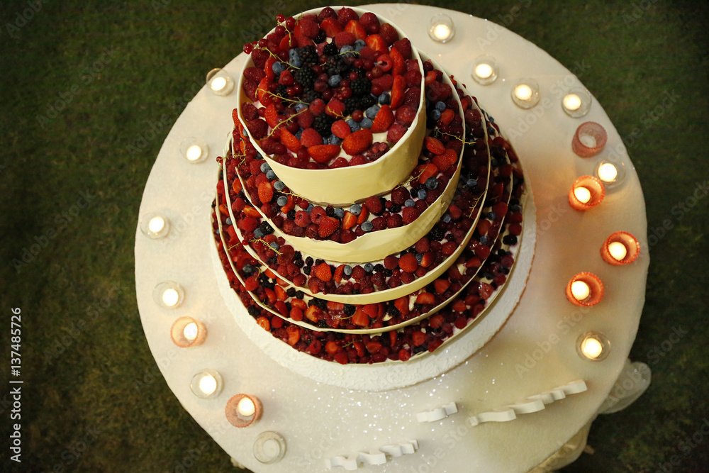 Bellissima torta di frutta ripresa dall'alto con candele accese attorno.  Stock-Foto