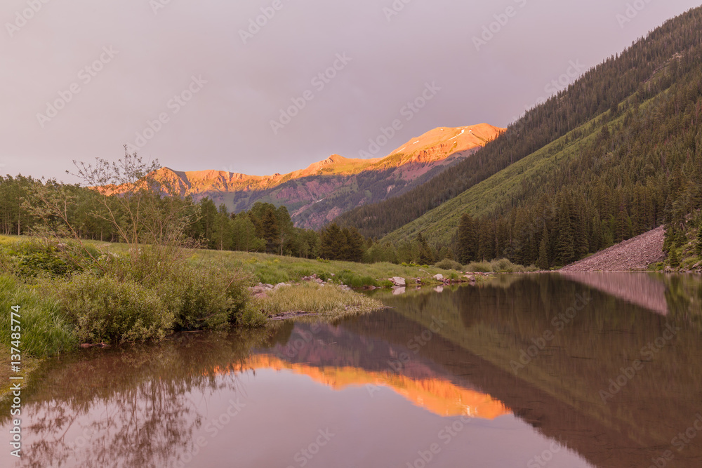 Fototapeta premium Mountain Reflections at Sunset