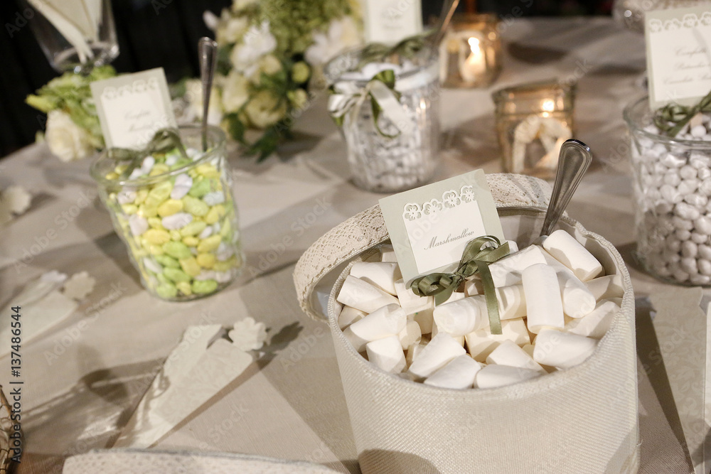 Foto Stock confetti e Marshmallow per ospiti dentro dei barattoli in  elegante tavolo | Adobe Stock