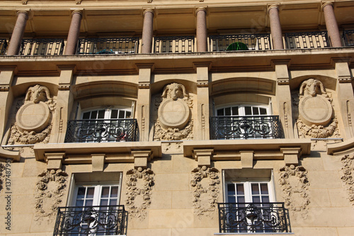 Façade haussmannienne avec têtes de bélier à Paris, France photo